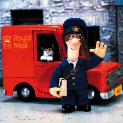 Tree that looks like Postman Pat is a hit with the postie himself | Weird | News | Daily Express