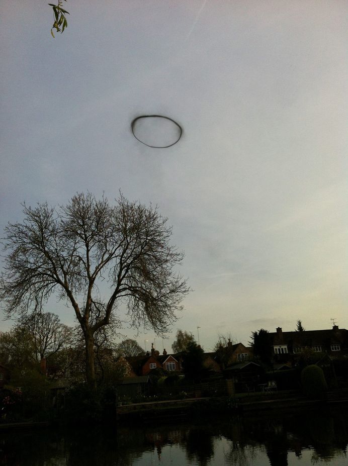 Leamington Spa schoolgirl takes picture of ‘black ring’ UFO – Updated and Debunked!