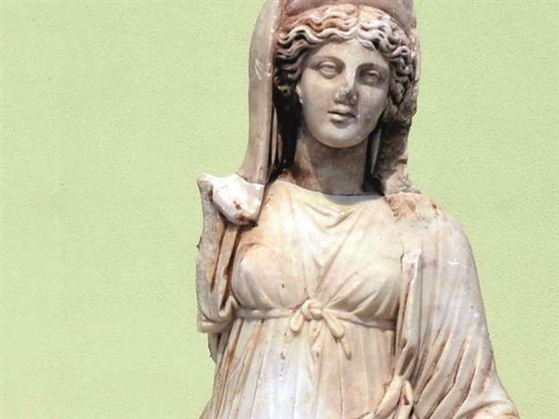 Goddess statue found in illegal excavations