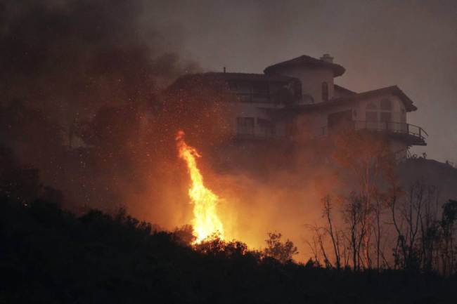 Firenado video: Fire tornado and wildfires hit San Marcos in northern San Diego, California