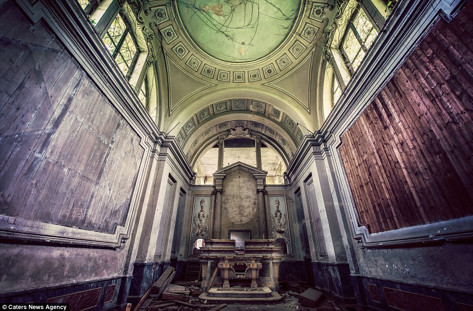 Abandoned Italy: Hauntingly beautiful photos show the quiet decay of country’s forgotten buildings