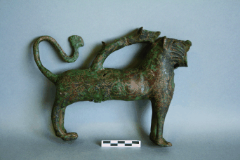 Voltammetry of microparticles used to date archeological artifacts made of copper and bronze