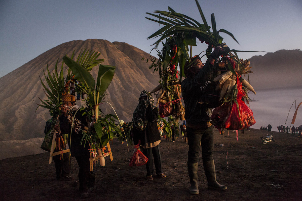 Stunning Pictures Show Tenggerese Worshippers Gathering At Volcanic Crater To Make Offerings