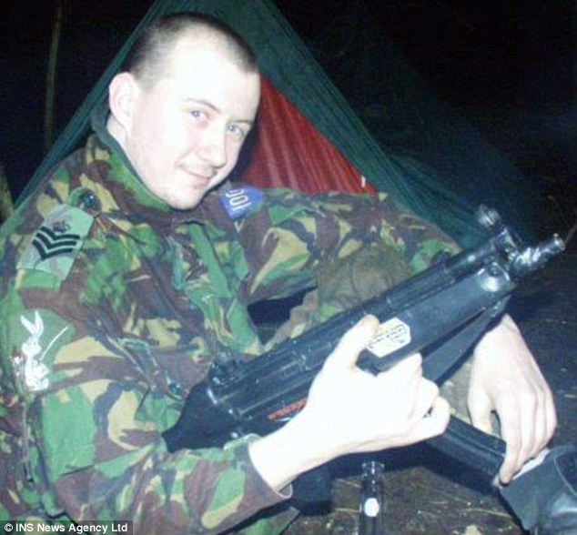 Posing with machine gun and dressed in army fatigues, man, 35, is arrested for taking arms from heritage sites 